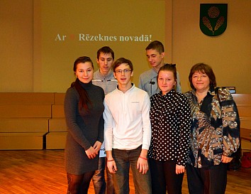 Uzvarētāji - Kaunatas vidusskolas komanda ar savu skolotāju Ingrīdu Ūzulāni