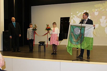 Novada karogu skolai dāvina Rēzeknes novada domes priekšsēdētājs Monvīds Švarcs
