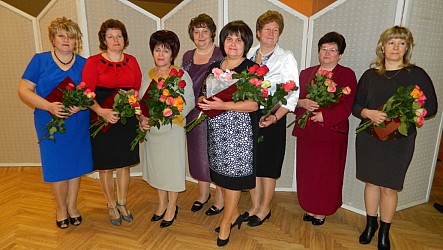 Atzinības raksta saņēmējas kopā ar savu vadītāju. No kreisās - Sanita Tauriņa, Inta Vegileja, Anna Tarakanova, Silvija Strankale, Zita Bautre, Nellija Pujate, Alla Dervinika, Svetlana Sprukte.