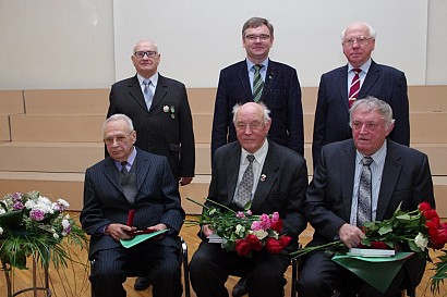 Rēzeknes novada domes priekšsēdētājs Monvīds Švarcs ar Goda zīmes saņēmējiem un fonda pārstāvjiem. Foto: Eduards Utāns.