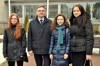 Domes priekšsēdētājs Monvīds Švarcs ar ēnām Karinu Avdeviču (Varakļānu vidusskola), Mariju Satibaldijevu (RMDV) un Danu Dobrovoļsku (Malnavas koledža)