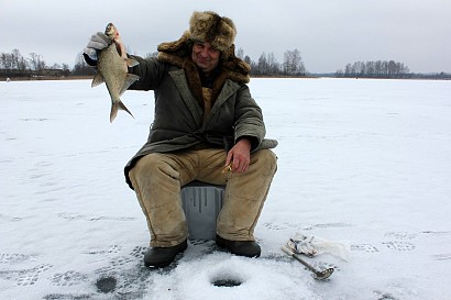 Pāvels Oļehnovičs ar savu lielo zivi (1.495kg) plaudi