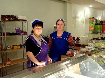 Kafejnīcas Korona pavāres Ludmila (no kreisās) un Marina