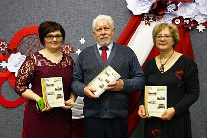 Vitālijs Skudra ar grāmatas veidotājām - no kreisās, Skaidrīte Svikša un Silvija Pīgožne