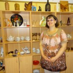 Diāna Vasiļjeva priecājas par Rīgas porcelānu fabrikas dārgumiem
