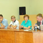 No kreisās: politiķis Dzintars Zaķis, "Rēzeknes autobusu parka" valdes loceklis Vasīlijs Smuļs, Saeimas deputāte Līvija Plavinska un satiksmes ministrs Anrijs Matīss