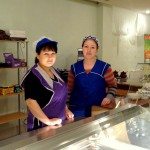 Kafejnīcas Korona pavāres Ludmila (no kreisās) un Marina