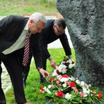 Ziedus noliek Rēzeknes novada domes priekšsēdētājs Monvīds Švarcs (no labās) un Vērēmu pagasta pārvaldes vadītājs Vladimirs Bistrovs