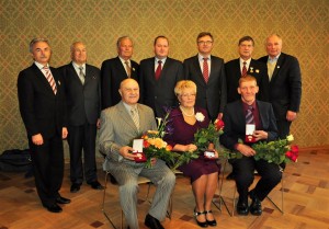 Juris Taukulis (pirmajā rindā, pirmais no labās puses) saņemot Latvijas Valsts aizsardzības fonda Lāčplēsis Goda zīmi bronzā