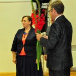 Rēzeknes novada domes priekšsēdētājs Monvīds Švarcs sveic jauno interešu izglītības speciālisti Anitu Rudzišu
