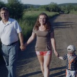 Pēteris Ragaušs (ASV) ar filmas gaitā atrastajiem radiem Sibīrijā