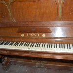 1901. gadā Jozefa Tresselta klavieru fabrikā Rīgā jūgendstilā veidotais pianīns pirms restautācijas